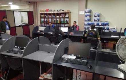 Institución. No hay afluencia en los módulos para inscripciones en la Delegación Electoral de Azuay. Esperan a los candidatos.