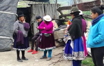 Espera. La familia permaneció reunida hasta la llegada de los cuerpos. 