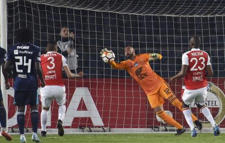 Determinante. El arquero de Emelec, Esteban Dreer, estuvo atento para salvar a su portería en los momentos más críticos, durante el primer tiempo. Salvó tres veces su arco.