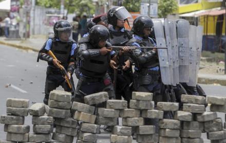 Choques. Agentes antimotines confrontan a manifestantes frente a la Universidad de Ingeniería, en Managua.  