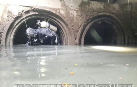 Interior. Dentro de las alcantarillas, por ahora con baja cantidad de agua, los buzos realizan labores de revisión técnica y de limpieza.