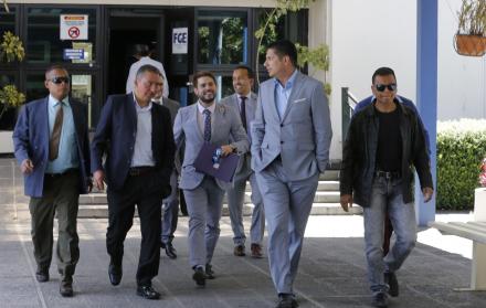 Defensa. Fernando Balda junto a sus abogados Felipe Rodríguez y Jairo Lalaleo, y su seguridad personal.
