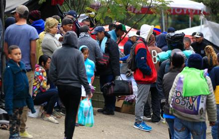 Cientos de emigrantes venezolanos que se hallaban a la intemperie fueron trasladados a refugios temporales .