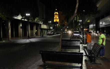 Desolación. Durante la noche la avenida 9 de Octubre, como el resto de calles que forman el centro de la urbe, es poco concurrida.