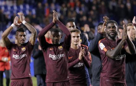 Los jugadores del FC Barcelona celebran el título tras su victoria ante el Deportivo de Las Coruña, al término del partido de Liga en Primera División