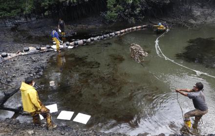 Labores. Alrededor de 80 personas de las compañías privadas y las instituciones colaboraron con la limpieza en el ramal. Estas se enfocaron en crear una barrera de contención y absorción para que no se contaminen otras áreas.