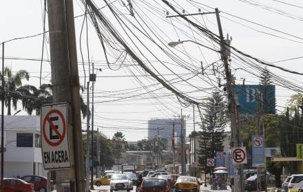Contaminación visual. Este tipo de enredaderas que cuelgan de poste a poste afectan el paisaje urbano.
