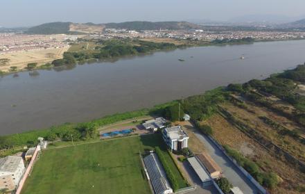 Ubicación. El puente, con una longitud de 500 metros, se construirá entre la urbanización La Perla, en Guayaquil y La Joya, en la Aurora de Daule.