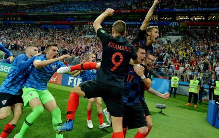 Mario Mandzukic (17) de Croacia celebra con sus compañerostras anotar el 2-1 ante Inglaterra en la semifinal.