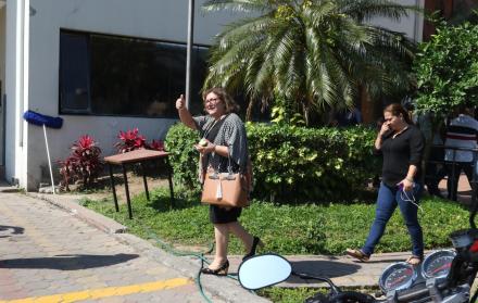 Acción. Gulnara Borja, vicerrectora de Investigación, mantiene controlado el edificio del rectorado.