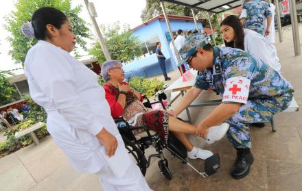 56 pacientes recibieron atención médica gratuita y tratamientos naturales, por parte de la comitiva china.