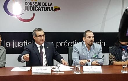 Jalkh dio una rueda de prensa sobre el tema de los concursos suspendidos. 