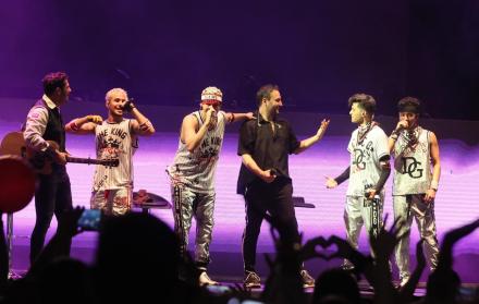 En medio del show de CNCO invitó a Reik para, juntos, interpretar Ya me enteré, canción perteneciente al repertorio de los mexicanos.