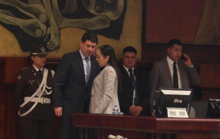 Debate. Esteban Albornoz, ponente del proyecto urgente, y la vicepresidenta de la Asamblea, Viviana Bonilla.