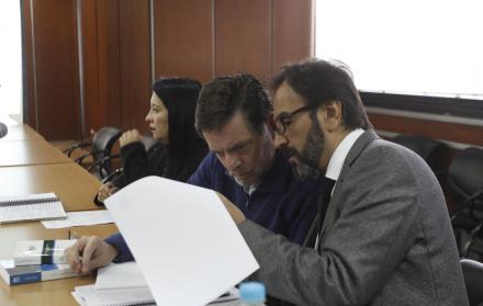 Juicio. Alecksey Mosquera y su nuevo abogado Pablo Guerrero Martínez, durante la audiencia de juzgamiento que inició ayer en la Corte Nacional.