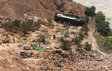 El bus rodó por un abismo de 80 metros