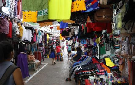 Portoviejo. Los comerciantes desplazados de la zona cero tras el terremoto se quejan de las situaciones adversas en los nuevos espacios.