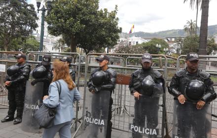 Sorpresa. Algunos ciudadanos que llegaron a apoyar al Gobierno y otros a protestar en su contra se encontraron ayer con un cerco policial que resguardaba la Plaza de la Independencia.