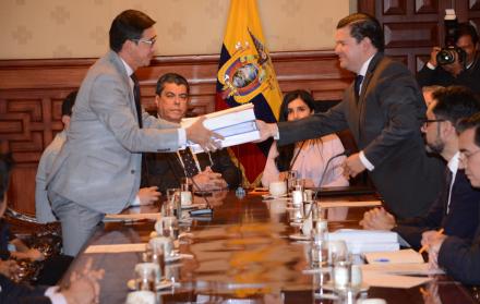 Familiares de periodistas reciben informes de parte de la presidencia.