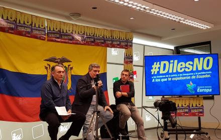 Correa participó por videoconferencia en un acto por el ‘No’, organizado en Madrid, junto a Juan Carlos Monedero, cofundador de Podemos (derecha), y Enrique Santiago, de IU (izquierda). En los carteles, se usó el nombre de Revolución Ciudadana Europa, pes