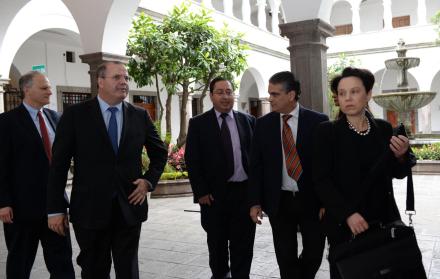 El exministro de Finanzas, Carlos de la Torre, Alexandre Tombini, presidente del Banco Central Brasileño, Alejandro Werner, director del Departamento del Hemisferio Occidental del Fondo Monetario Internacional (FMI) durante reunión el pasado 28 de noviemb