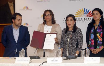 Reforma. La secretaria jurídica, Johana Pesántez, entregó ayer la propuesta a la presidenta Elizabeth Cabezas.