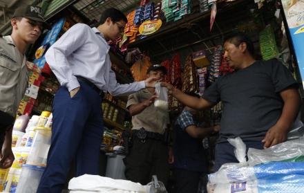 Control. El intendente de Policía del Guayas, Josué Dumani, toma muestra de arroz en mercado Montebello.
