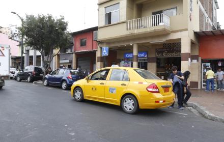 La berma utilizada por carros particulares en Baquerizo Moreno y Loja será para el parqueadero de taxis. 