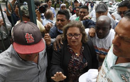 Recibimiento. Gulnara Borja acudió al rectorado, en medio de gritos de apoyo de simpatizantes.