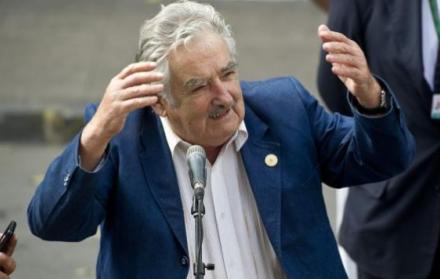Antes de viajar a Roma, Mujica estuvo en España, donde recogió hace unos días el premio internacional de poesía Laurel de Plata.