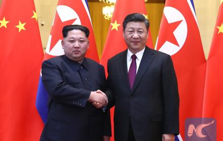 Kim Jong Un junto a Xi Jinping durante una visita no oficial a China del 25 al 28 de marzo.