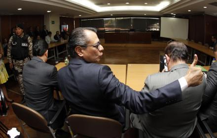 Diligencia. El exvicepresidente Jorge Glas llegó a la diligencia acompañado por al menos tres miembros de seguridad. En la audiencia, con sus abogados Alejandro Vanegas y Eduardo Franco.