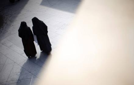 Oficio. Dos monjas salen de misa de la catedral de Los Ángeles, donde fue afectada la escuela St.James.