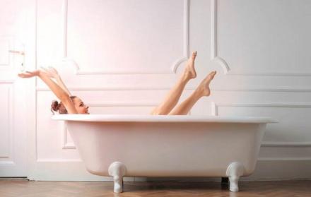 Algunos ingredientes naturales que hay al alcance de la mano en el hogar sirven para lograr un baño de relajación y placer.