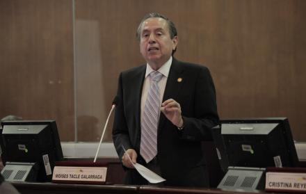 Ingeniero eléctrico, con una maestría en esa rama, que impulsó la construcción del llamado Parque del Conocimiento de la Escuela Politécnica del Litoral (Espol), de la que fue después su rector. Exasambleísta de Guayas por el Partido Social Cristiano.