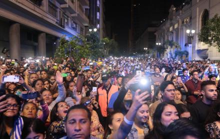 La multitud disfruta del concierto del artista Nacho, en las calles 9 de Octubre y Malecón. 