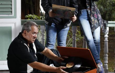 Jóvenes, adultos y adultos mayores son atraídos por la música del vinilo. Unos por añoranza, otros por curiosidad, moda o pasión por sonidos diferentes.
