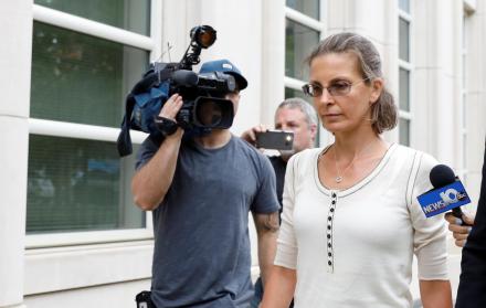 Audiencia. Clare Bronfman a su arribo el 25 de julio a una corte en Nueva York, para escuchar los cargos.