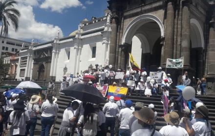 El plantón tuvo lugar en la Plaza Grande, en el Centro Histórico de Quito.