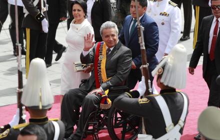 El presidente de Ecuador, Lenín Moreno (c), saluda a su llegada a la Asamblea Nacional, el jueves 24 de mayo de 2018, en Quito.