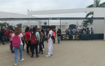 Los estudiantes tuvieron que ser desalojados de la institución.