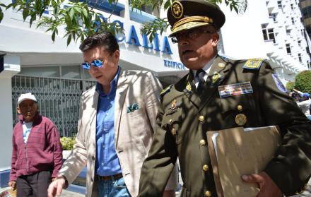 El exgeneral Lenin Bolaños llegó a la Fiscalía de Pichincha para rendir su versión sobre el caso.