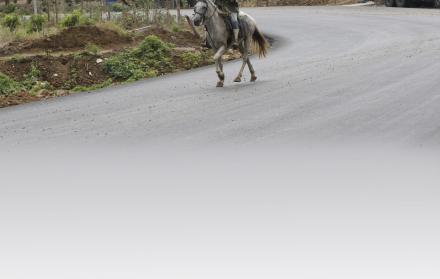 La carpeta asfáltica atraviesa un mundo de campiñas y paisajes rurales.