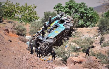 El bus cayó a un abismo de 80 metros