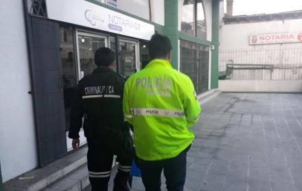 Personal de criminalística estuvo durante el allanamiento.