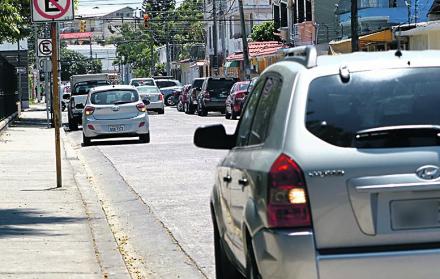 Luego de dar varias vueltas y no encontrar espacio para estacionar, varios vehículos se parquean en calles en las que está prohibido. Sucede durante todo el día.