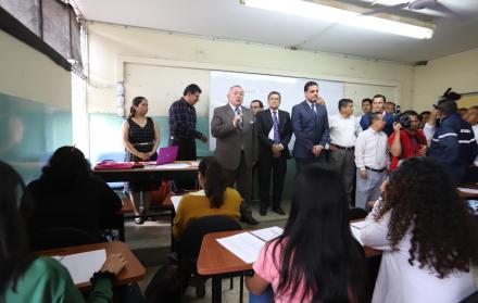 Visita. Roberto Passailaigue, presidente de la CIFI y rector de la Universidad de Guayaquil, recorrió varias aulas.