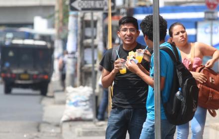 Recursos. Estudiantes con poco presupuesto consumen en locales de comida rápida afuera de la institución.