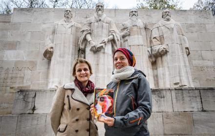 Elisabeth Parmentier (izquierda) y Lauriane Savoy posan junto a la Biblia de las Mujeres.