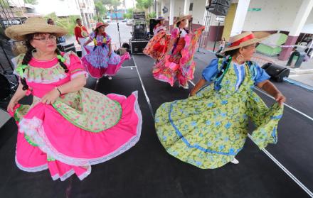 Danza. El grupo Arte Hispano deleitó al público con amorfinos y un baile montuvio.